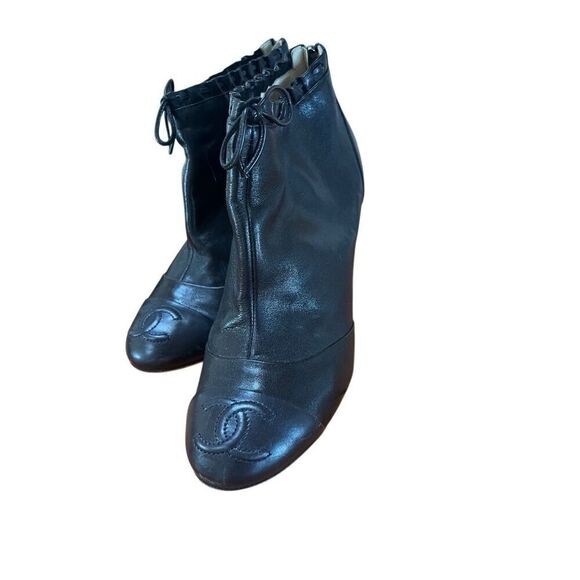 Chanel Interlocked CC Cap Toe Black Leather Ruffle Bow Ankle Boot Heels 38.5 - Picture 15 of 15